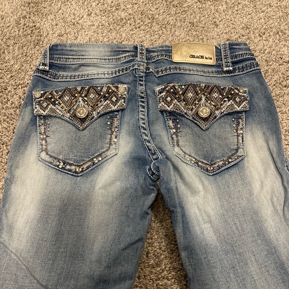 Grace in LA bootcut jeans with embroidered pockets, light faded wash
Size 27/32 - Picture 1 of 3